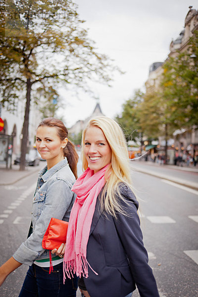 Porträt von zwei Frauen in der Straße zu Fuß