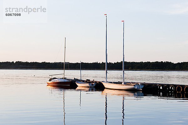 Yachten vertäut am Pier bei Sonnenuntergang