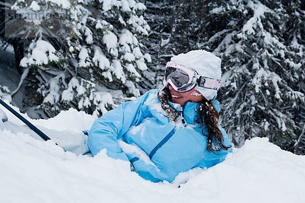 Weibliche Skifahrer im Schnee
