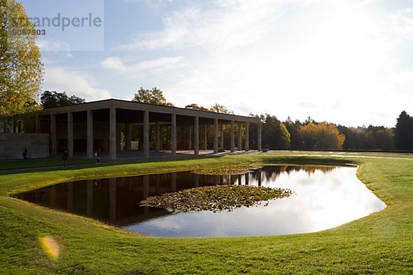 Teich und Gebäude im park