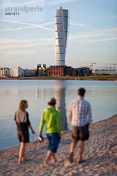 Drei Freunde Wandern am Strand