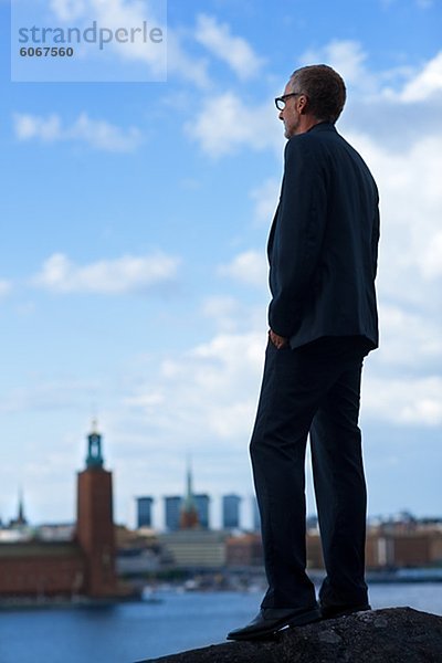 Älterer Mann stehen und schauen in Stockholm City Hall