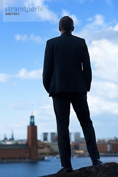 Älterer Mann stehen und schauen in Stockholm City Hall