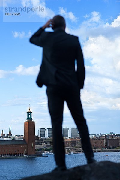 Älterer Mann stehen und schauen in Stockholm City Hall