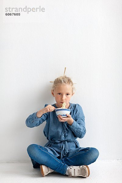 Porträt des Mädchens mit Stäbchen Essen