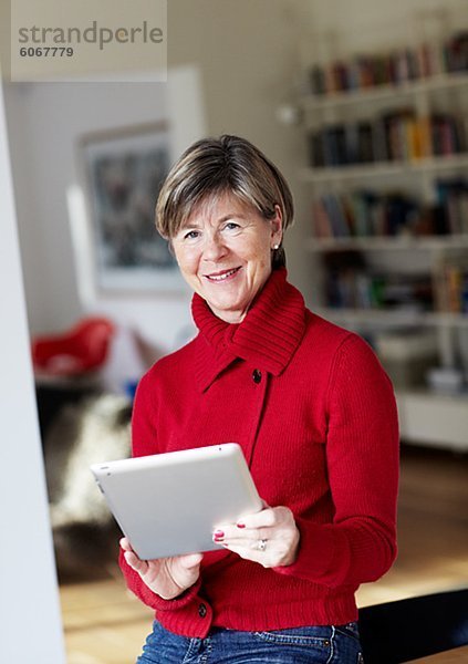 Porträt von Reife Frau mit digitalen tablet