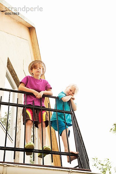 Kinder  die nach unten vom Balkon