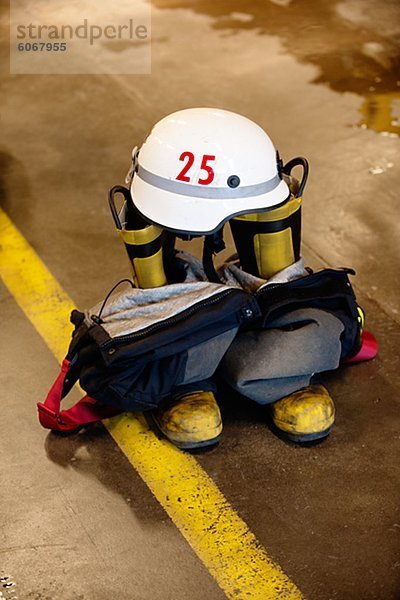 Stiefel  Overall und Helm von Feuerwehrmann
