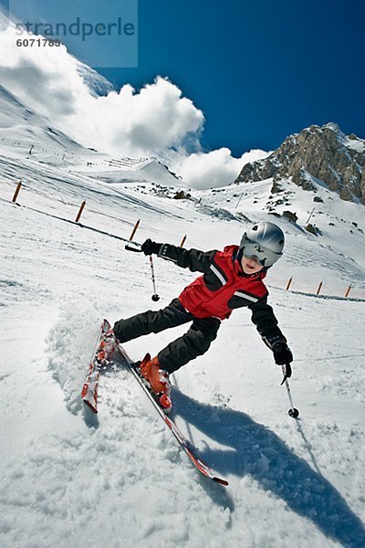 Kind Skifahren in den Bergen