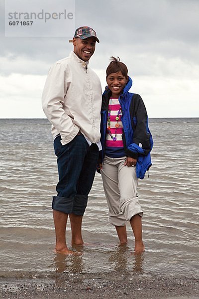 Porträt des Paares waten im Meer