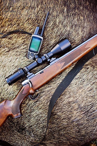 Jagd Riffle mit Sichtung Teleskop und Walkie-talkie mit Wildschwein im Hintergrund