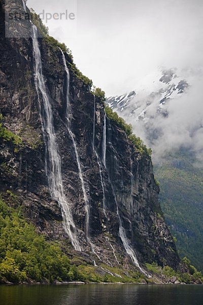 Landschaft mit Felsen und Wasserfall