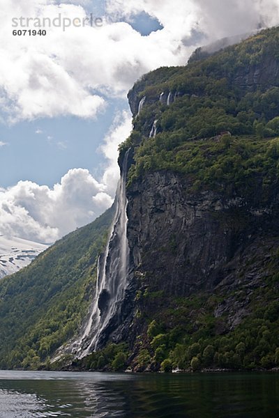 Landschaft mit Felsen und Wasserfall