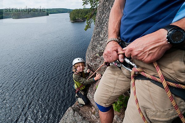 Vater und Sohn zusammen klettern über See