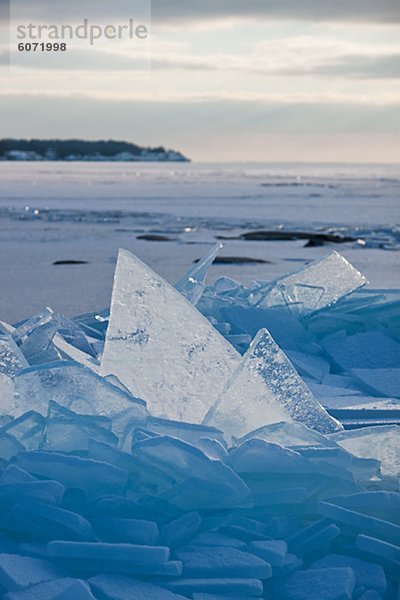 Eisschollen auf See
