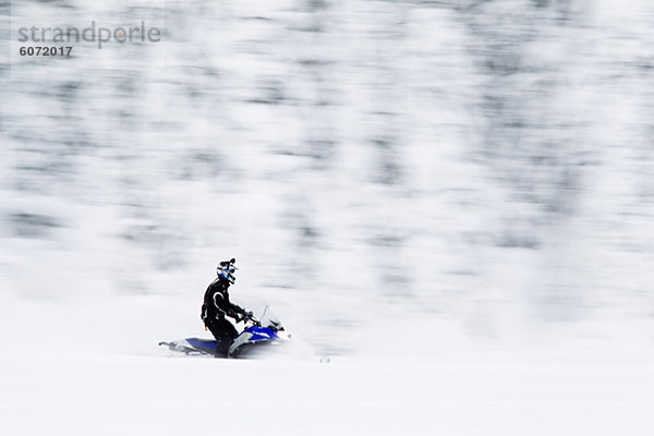 Mann Schneemobil fahren