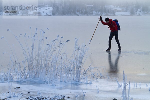 Man Eislaufen der gefrorenen See