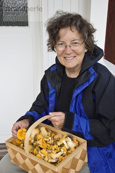 Eine Frau hält einen Pilz Schale  Schweden.
