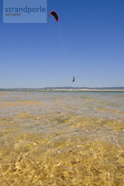 Mann Kite Surfen über Meer