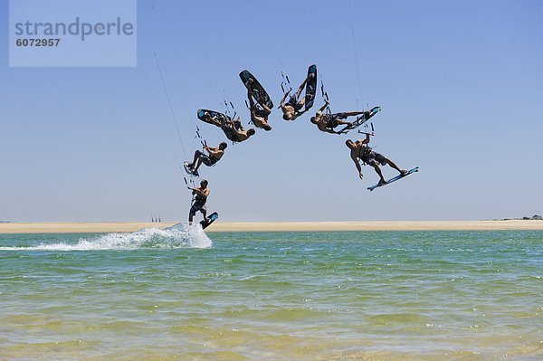 Männer-Kitesurfen über Meer