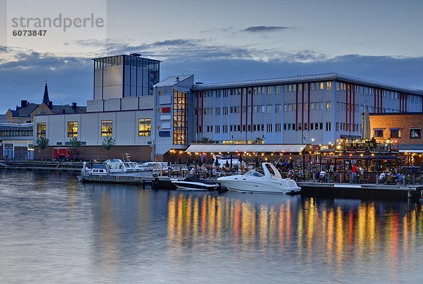 Straßencafé am Wasser in der Abenddämmerung