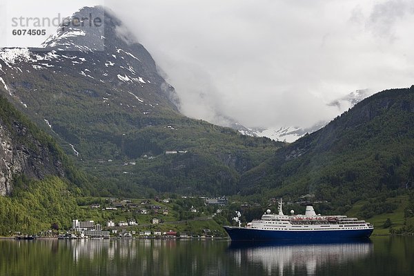 Kreuzfahrtschiff im skandinavischen Landschaft