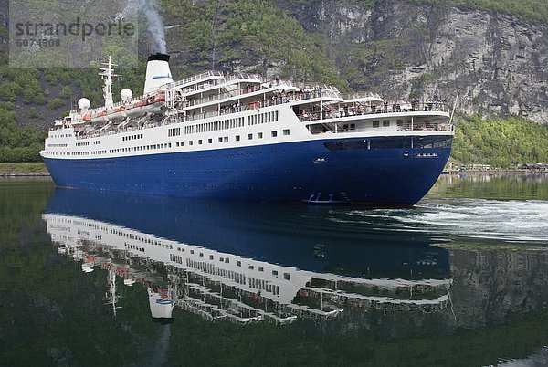 Kreuzfahrtschiff im skandinavischen Landschaft