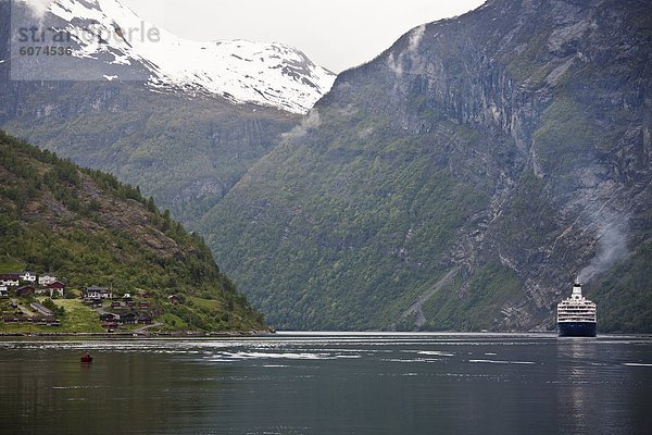 Kreuzfahrtschiff im skandinavischen Landschaft