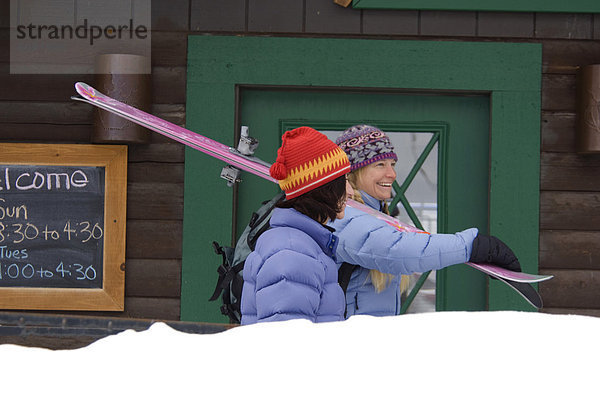 Frau  Ski  gehen  klein  Hut  Stadt  2