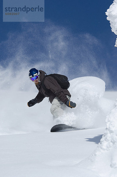 Mann  Snowboard  Himmel  blau  Gesichtspuder  unbewohnte  entlegene Gegend  jung  tief