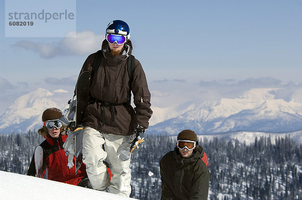 hoch  oben  Berg  Mann  Snowboard  gehen  Schnee  unbewohnte  entlegene Gegend  jung  3