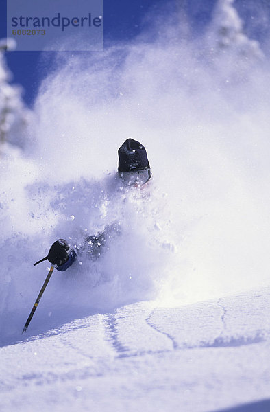 Mann  Skisport  Gesichtspuder  tief  Utah