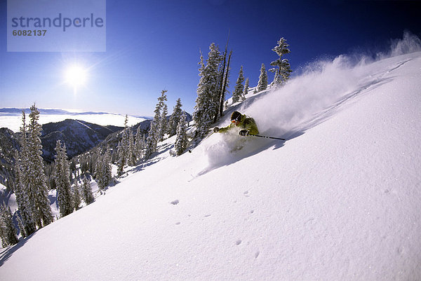 Mann  Skisport  Gesichtspuder  tief  Utah