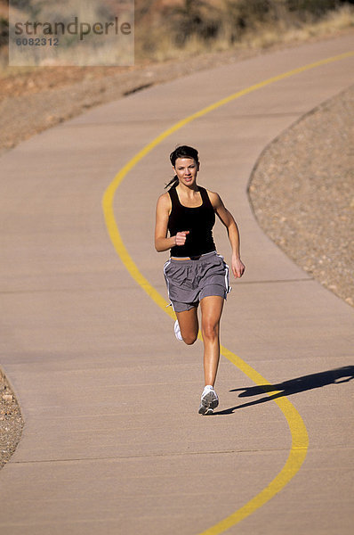 Frau  folgen  rennen  Asphalt  Utah