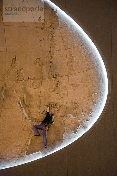 Mann  klettern  Weltkarte