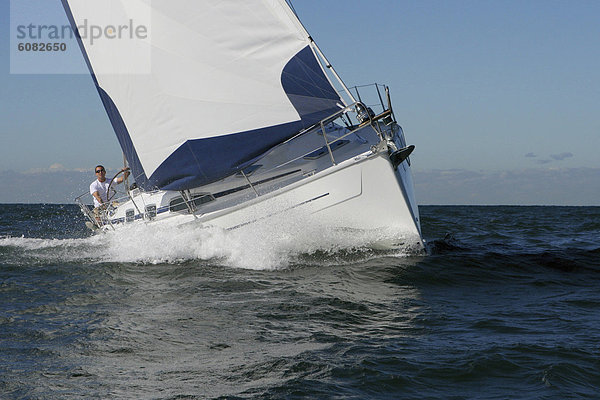 Mann  steuern  Yacht  Kreuzfahrtschiff  Australien  North Shore  Sydney