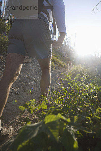 folgen  Produktion  Paar  Paare  wandern  vorwärts  Weg