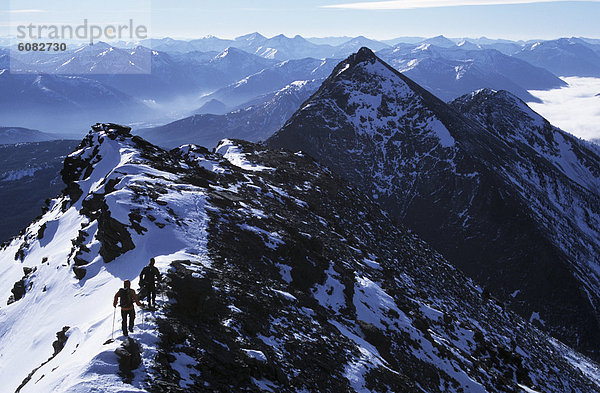 Bergsteiger  Berg  Winter  Berggipfel  Gipfel  Spitze  Spitzen  früh  2  Klettern