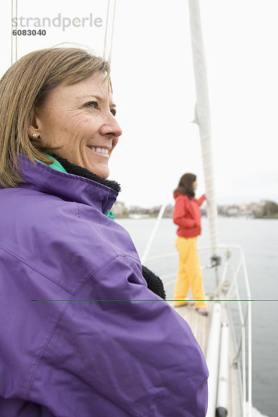 Frau  über  Tretboot  Meer  2  hinaussehen