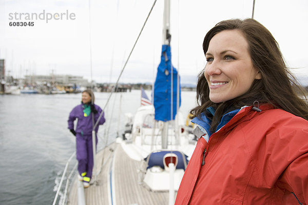 Frau  über  Tretboot  Meer  2  hinaussehen