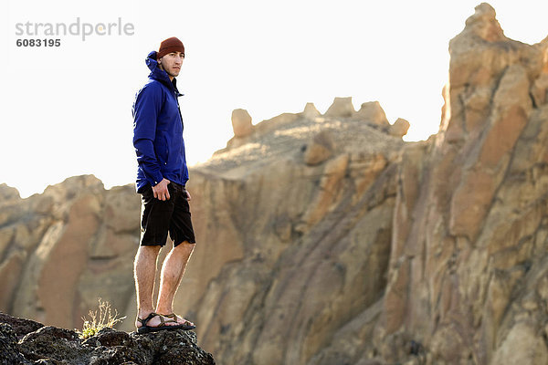 Felsbrocken  stehend  Mann  Ecke  Ecken  Steilküste  Jacke  blau  Oregon