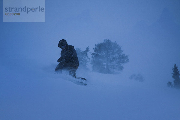 Snowboardfahrer  Dunkelheit  Sturm  schnitzen  Pulverschnee  Gesichtspuder  Schnee