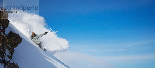 Snowboardfahrer  Himmel  frontal  schnitzen  blau  Pulverschnee  Gesichtspuder  Schnee