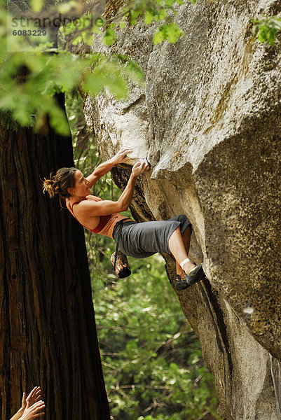 Vereinigte Staaten von Amerika  USA  Felsbrocken  Frau  Tal  Yosemite Nationalpark  Kalifornien  klettern