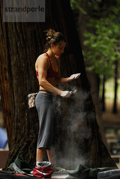 Vereinigte Staaten von Amerika  USA  Felsbrocken  Frau  Tal  Yosemite Nationalpark  Kreide  Kalifornien  klettern