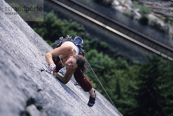 Felsbrocken  Frau  Squamish  British Columbia  Kanada  klettern  festhalten