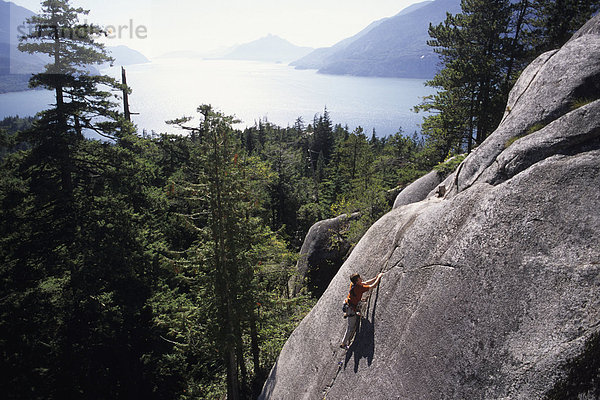 Felsbrocken  Wasser  Mann  Hintergrund  Squamish  British Columbia  Kanada  klettern