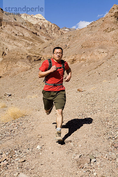 Rucksack Nationalpark Mann folgen rennen jung Death Valley Nationalpark