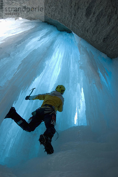 sehen  Eis  blau  Wasserfall  Klettern  Columbia-Eisfeld  Columbia Icefield  Alberta  Kanada  gefroren