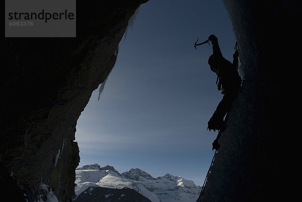 schaukeln  schaukelnd  schaukelt  schwingen  schwingt schwingend  Silhouette  Axt  Eis  Wasserfall  Klettern  Gespräch  Gespräche  Unterhaltung  Unterhaltungen  Eisfeld  Alberta  Kanada  gefroren